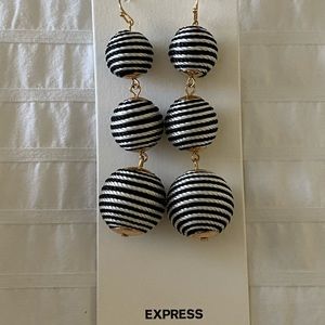EXPRESS THREE BALL THREAD EARRINGS. BLK & WHITE